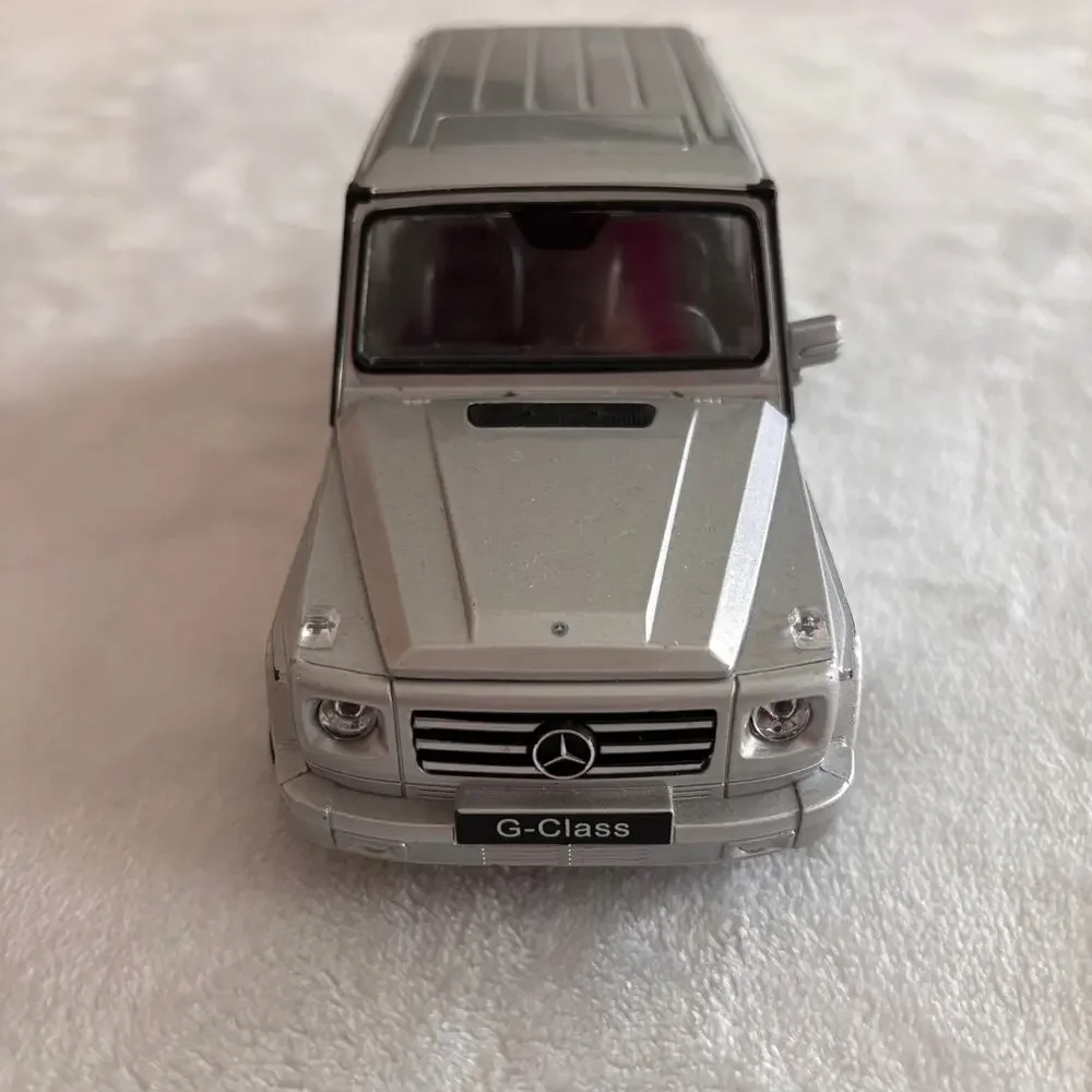 Welly 2016 Mercedes G-Wagen 1/24 Diecast Silver G-Class Wagon SUV *Part Missing*